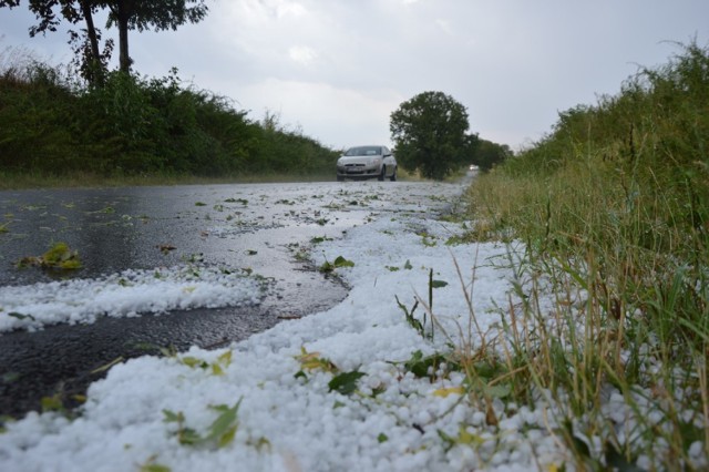 Ulewa i burza z gradobiciem w Poddębicach