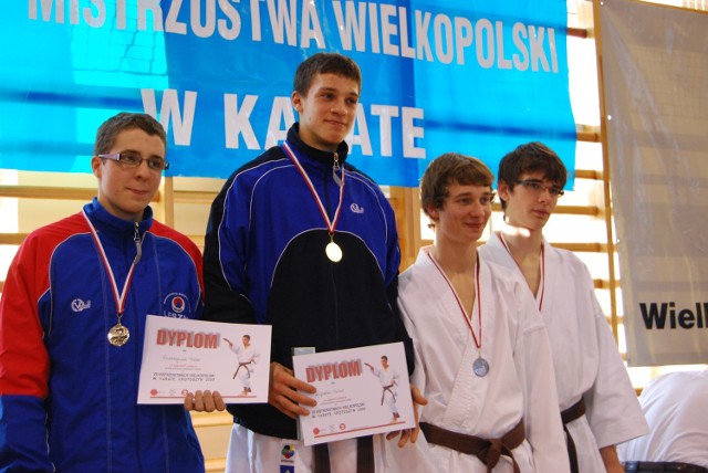 Artur Kujawski (pierwszy na podium).