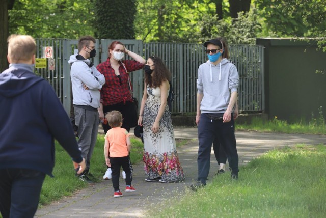 Majówka podczas epidemii koronawirusa? Zobaczcie jak łodzianie spędzali sobotę w ogrodzie botanicznym. Łódzki Botanik jest znów otwarty i zaprasza spacerowiczów.