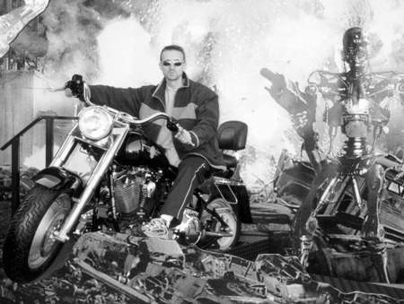 Maurycy Wawrzyniak na motocyklu Arnolda Schwarzeneggera w scenerii filmu ,,Terminator&amp;#8217;&amp;#8217; w Hollywood. Fot. ARCHIWUM
