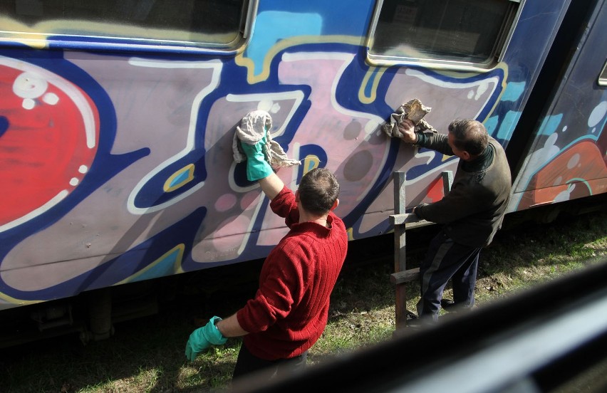Kraków: grafficiarze oszpecili pociągi [ZDJĘCIA]