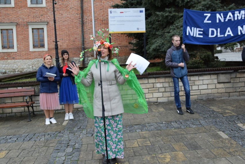 W Sandomierzu obchodzono Dzień Kolorowej Skarpetki - Światowy Dzień Osób z Zespołem Downa. Był niezwykły przemarsz. Zobacz zdjęcia i film