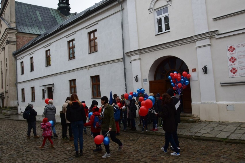 W Sandomierzu obchodzono Dzień Kolorowej Skarpetki - Światowy Dzień Osób z Zespołem Downa. Był niezwykły przemarsz. Zobacz zdjęcia i film