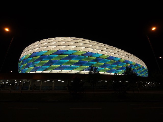 Obiekt Allianz Arena w Monachium, na którym odbędzie się szlagier 15. kolejki Bundesligi prezentuje się wieczorem niezwykle zjawiskowo.