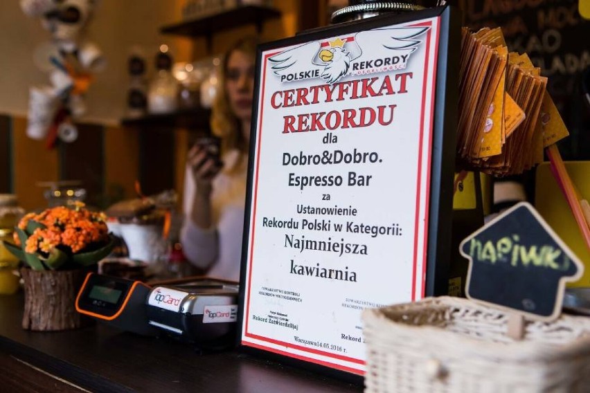 Wnętrze lokalu najmniejszej kawiarni w Polsce, pierwszy...