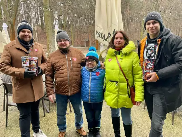 Zbiórka w Parku Miejskim w Starachowicach. Prezydent Marek Materek z darczyńcami. Więcej na kolejnych zdjęciach.