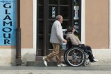 Kraków. Blisko 21 milionów złotych trafi do opiekunów osób niepełnosprawnych z Małopolski na opiekę wytchnieniową