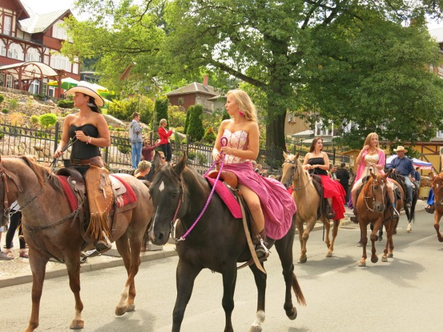 Mistrzostwa Western i Rodeo. Parada ulicami Karpacza rozpoczęła trzydniowe zmagania zawodników i koni