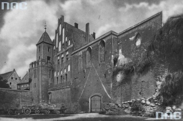 Na zdjęciu: Fragmenty murów zamku krzyżackiego w Toruniu ok. 1930 roku.

Ponad 180 tysięcy fotografii z Narodowego Archiwum Cyfrowego www.nac.gov.pl.



