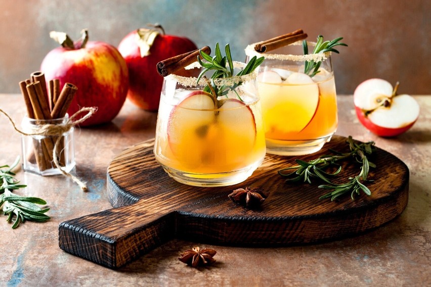 Grzaniec z soku jabłkowego można podać z plastrami świeżego...