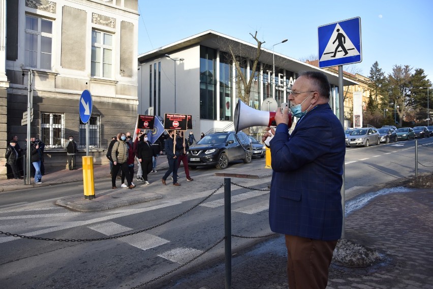 Protest przez budynkiem tarnowskiego magistratu przy ul....