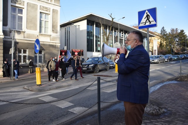 Protest przez budynkiem tarnowskiego magistratu przy ul. Mickiewicza