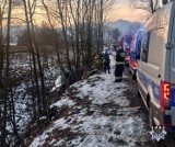 Groźny wypadek między Wałbrzychem i Olszyńcem w gminie Walim. Dziś rano auto wpadło tam w poślizg i rozbiło się na drzewie 
