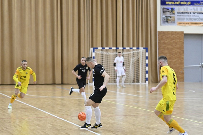 Drużyna Futsal Świecie (czarne koszulki) pokonała We-Met...