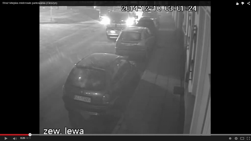 Cieszyn: Radiowóz straży miejskiej uderzył w zaparkowane samochody [WIDEO]