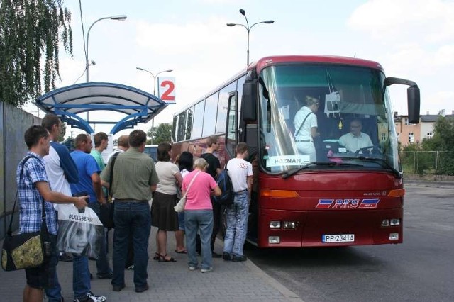 Czekający na szynobus pasażerowie do Poznania musieli pojechać autobusem