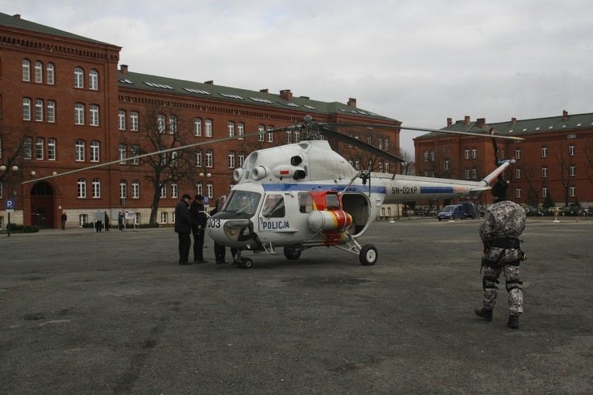 Policyjny helikopter lądował w Legnicy (ZDJECIA)
