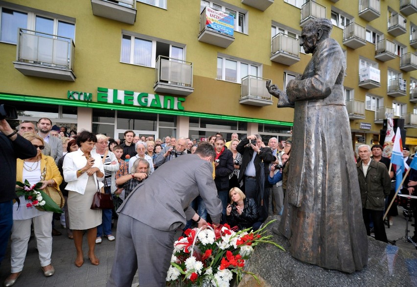 Gdynia - pomnik księdza Hilarego Jastaka