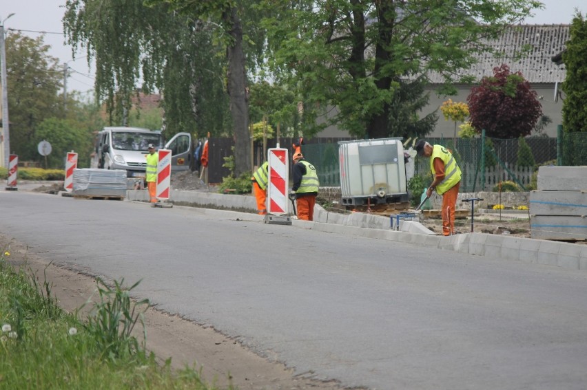 Trwa budowa ścieżki pieszo-rowerowej w Konarzewie [ZDJĘCIA]