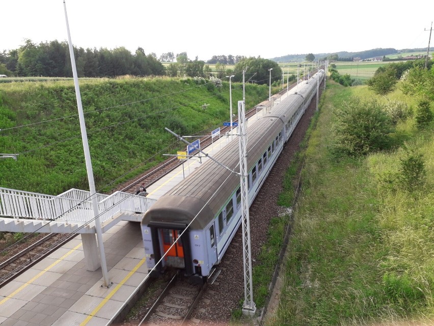 W gminie Kocmyrzów-Luborzyca są cztery stacje kolejowe. Na...