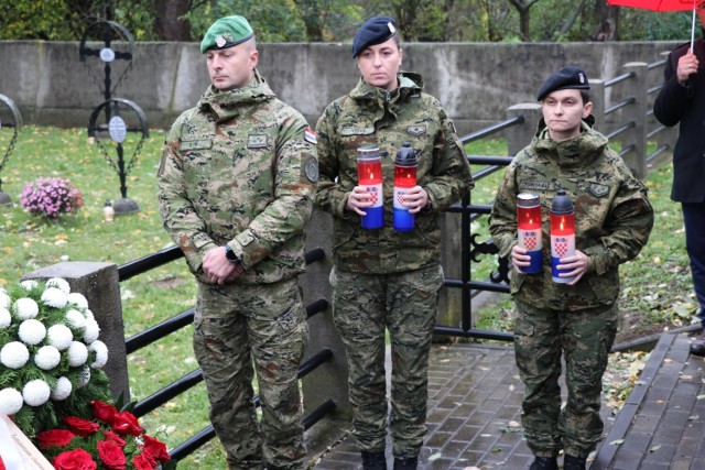 W uroczystości na cmentarzu w Ujściu Jezuickim wzięli udział dyplomaci i wojskowi z Chorwacji oraz władze i mieszkańcy gminy Gręboszów.
