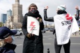 Koronawirus nie zatrzymał Strajku Kobiet. Czarny Protest w Warszawie przeciwko zaostrzaniu ustawy antyaborcyjnej [zdjęcia] [wideo]