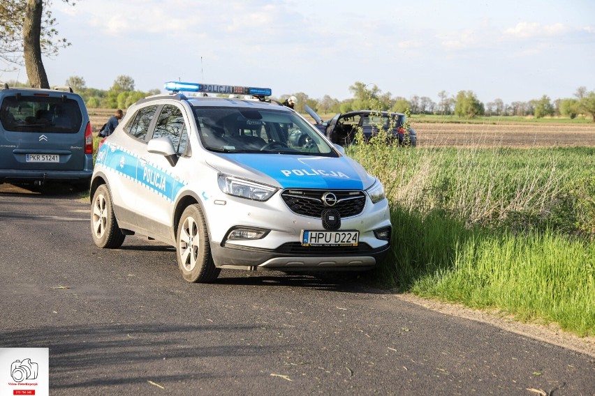 Samochód wypadł z drogi i zatrzymał się na dachu [ZDJĘCIA]                           