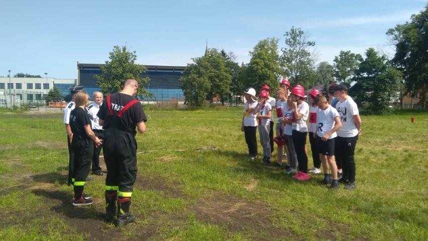 Strażacy z OSP Cedry Wielkie i OSP Koszwały zbudowali tor do zawodów dla młodszych kolegów z Młodzieżowej Drużyny Pożarniczej [ZDJĘCIA]