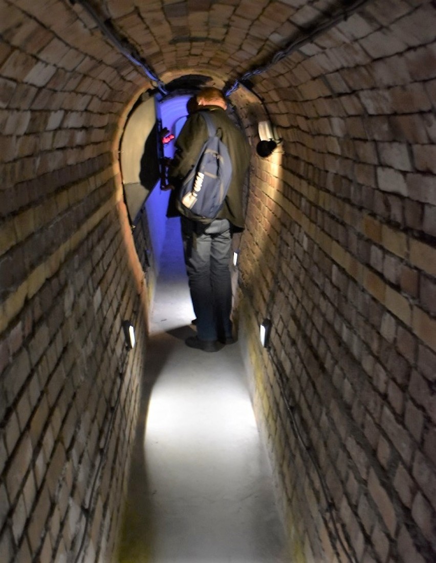 Tunele pod zamkiem w Oświęcimiu czekają na turystów. W podziemiach pod wzgórzem będą mogli pokonać trasę historyczną [ZDJĘCIA, WIDEO]