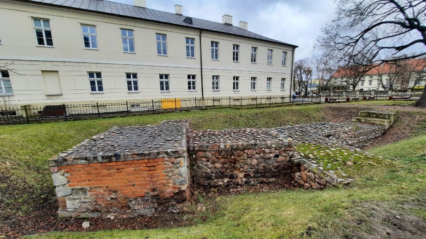 Zamek w Kaliszu został wybudowany w XIV wieku z inicjatywy...