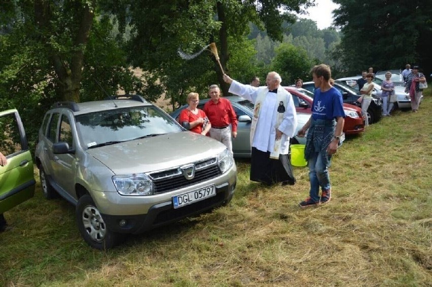 Święcenie pojazdów na zboczu Góry Świętej Anny w gminie...