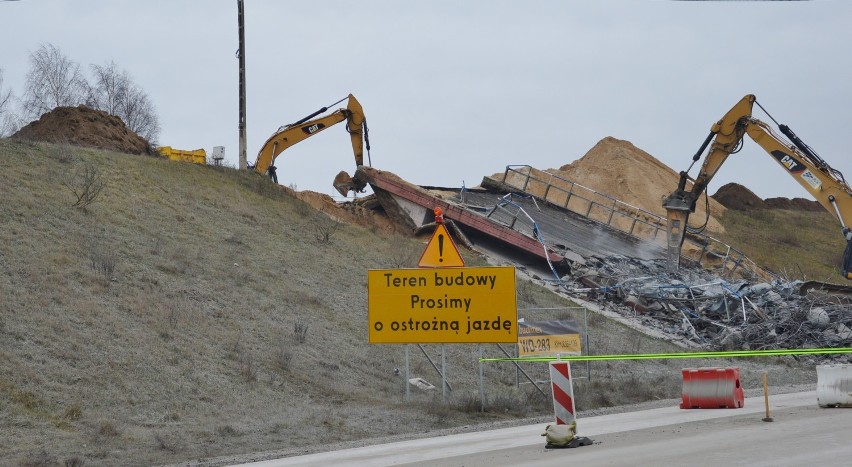 Wyburzanie wiaduktów na A1 na odcinku Tuszyn - Piotrków. Na...