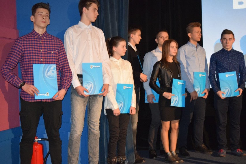 Najlepsi sportowcy z Pleszewa otrzymali nagrody burmistrza za wysokie wyniki sportowe                                