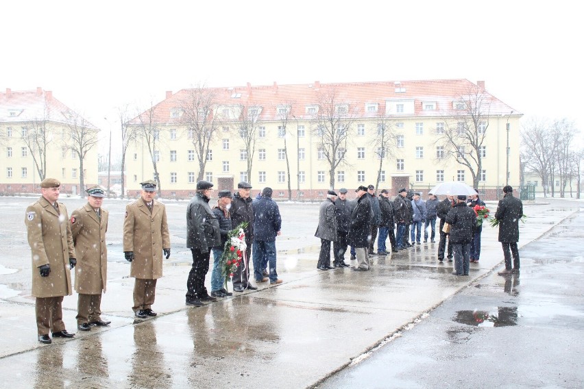 Wojskowa „barbarka" 2021 w Głogowie. Byli artylerzyści złożyli kwiaty przy pomniku w jednostce 