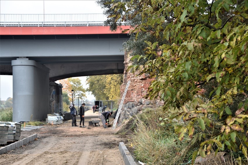 Malbork. Baszta nad Nogatem już oczyszczona z części współczesnych cegieł. O przyszłości budowli zdecyduje konserwator