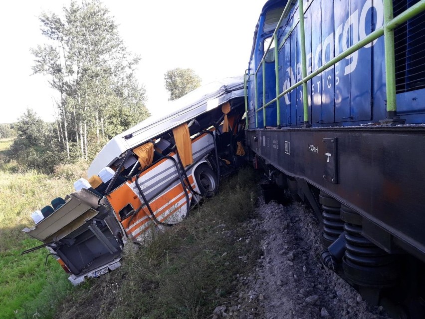 Wypadek w Skroninie na linii kolejowej Opoczno-Końskie. Pociąg uderzył w autobus, trzy osoby ranne [ZDJĘCIA]