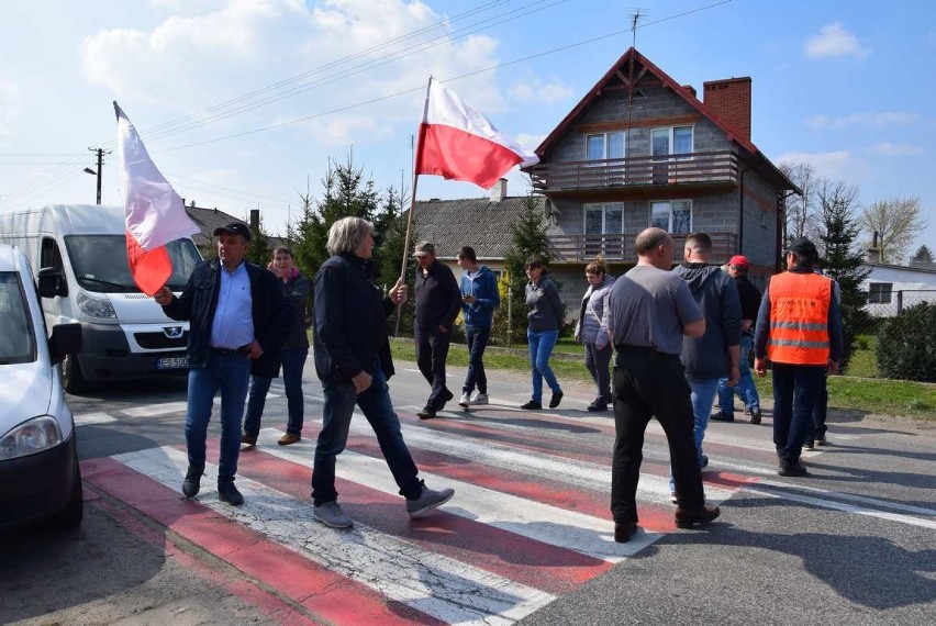 Blokada drogi wojewódzkiej 707 Skierniewice - Rawa Maz. Mieszkańcy domagają się kasy za wywłaszczone działki [ZDJĘCIA+FILM]