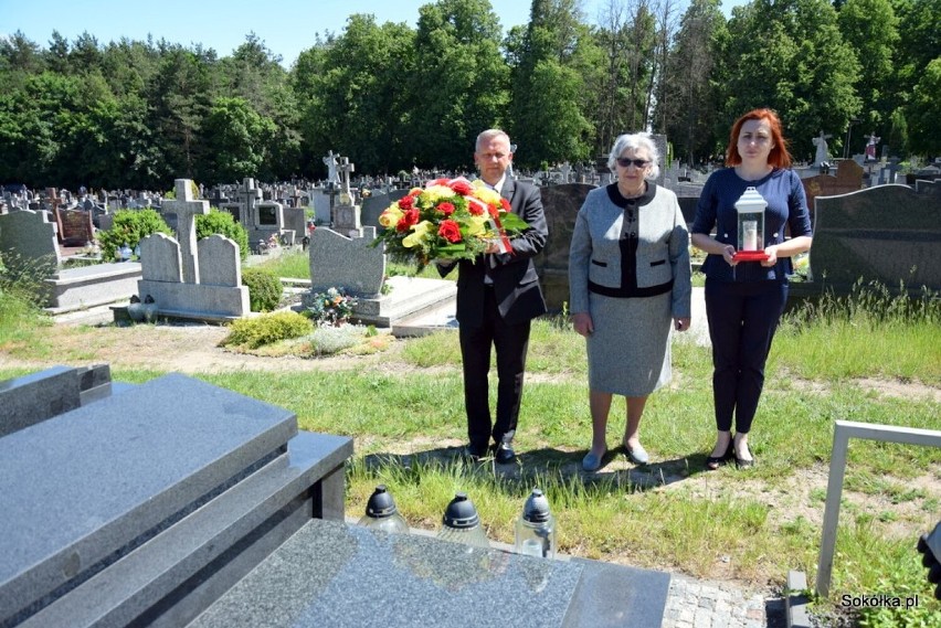 Pamiętają o Honorowym Obywatelu. Zapalili znicze i postawili kwiaty na grobie śp. Wojciecha Drewniaka