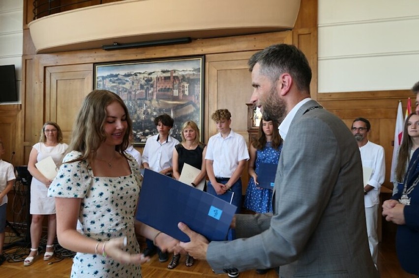 Malbork. Uczniowie odebrali nagrody od władz miasta. To laureaci i finaliści konkursów przedmiotowych i pozaprzedmiotowych