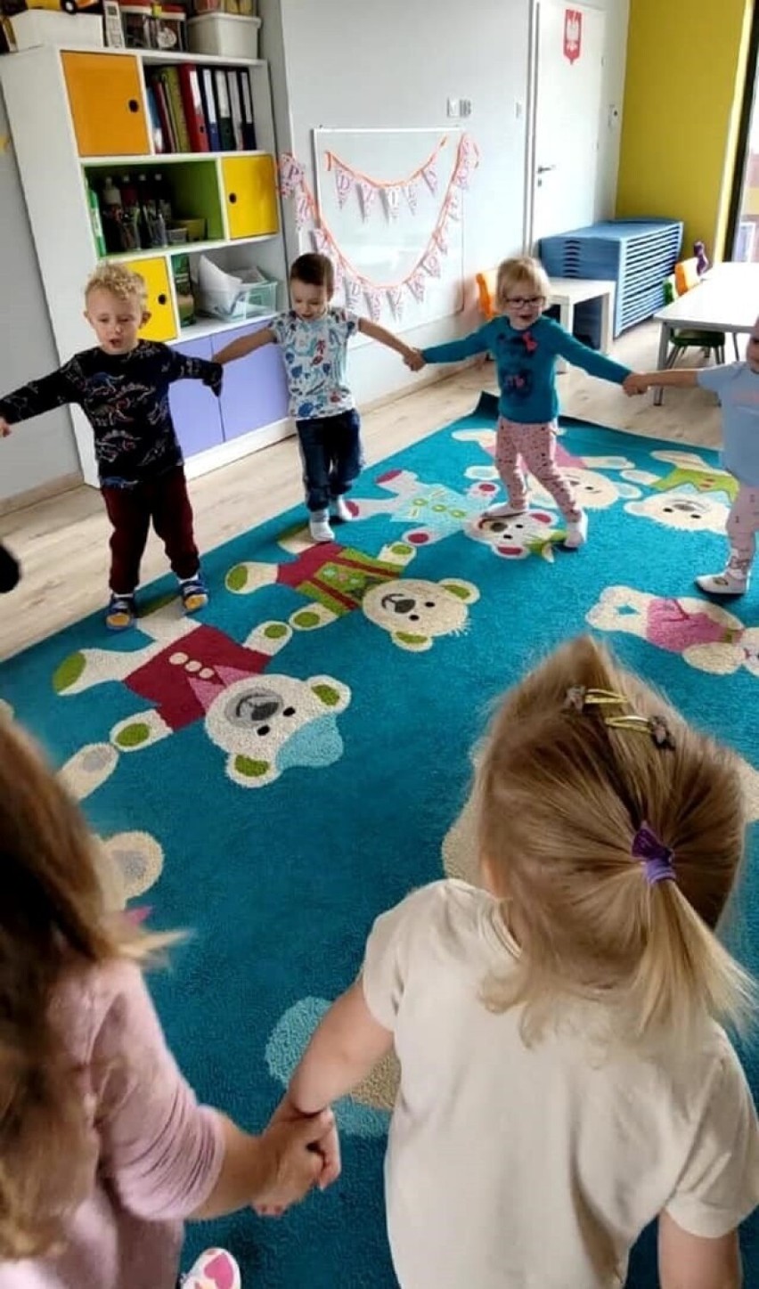Dzieci z "AQQ tu Odkrywca" Dwujęzycznego Przedszkola w Kielcach obchodzili swoje święto. Zobacz jak bawili się podczas Dnia Przedszkolaka