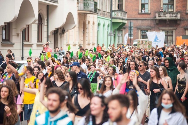 Korowód studentów na ulicach Krakowa. Juwenalia 2022.


