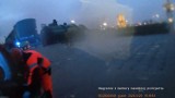 Mężczyzna topił się w basenie portowym w Gdyni. Policjant bez zastanowienia skoczył na ratunek | WIDEO