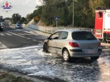 Zakrzów. Kierowca w czasie jazdy poczuł dym, po chwili jego auto się zapaliło