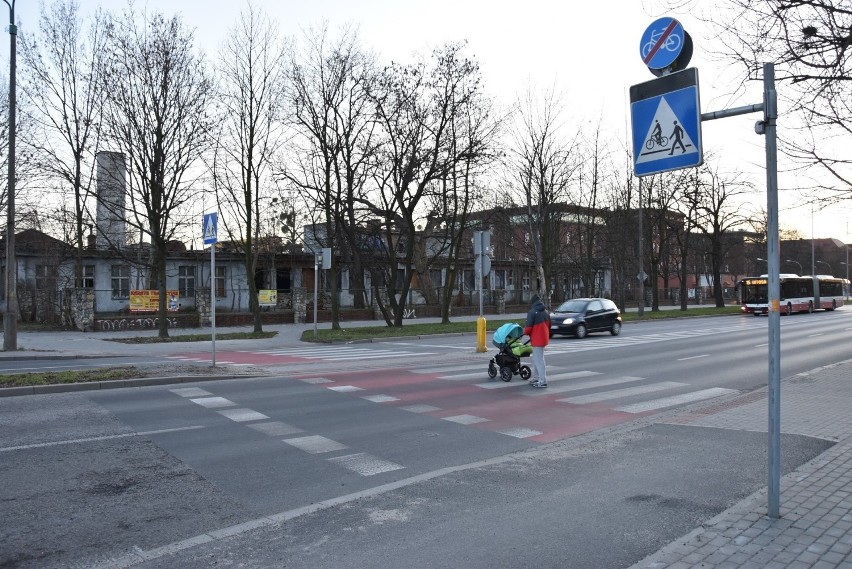 Na przejściu dla pieszych na wysokości skrzyżowania ulicy...