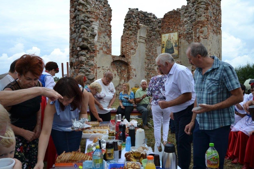 Msza święta i piknik przy ruinach kaplicy loretańskiej w Skrzebowie