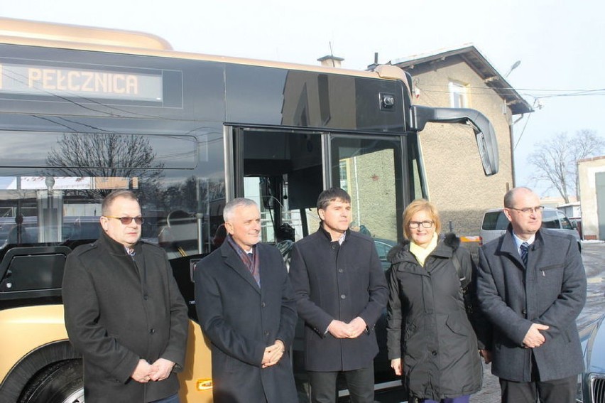 W Świebodzicach testowali nowy, złoty autobus (ZDJĘCIA)