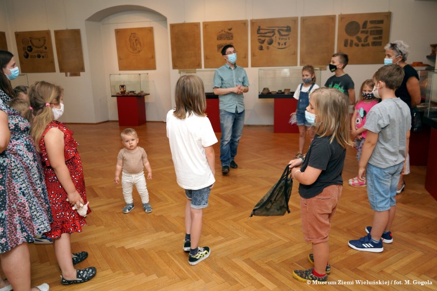 W wieluńskim muzeum rozpoczęły się wakacyjne zajęcia. Jakie atrakcje przygotowano? ZDJĘCIA