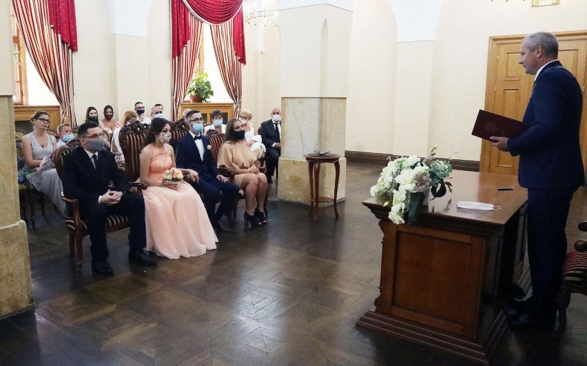 W tym roku w Legnicy ślub weźmie ponad 700 par! Coraz więcej młodych decyduje się na ślub w plenerze - ile to kosztuje?