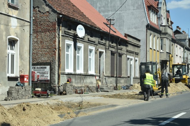 Ścieżka pieszo - rowerowa od granic powiatu nakielskiego do Nakła, która powstać ma do czerwca przyszłego roku, nie zakończy się przy rondzie. Budowa traktu trwa także na ul. Potulickiej w Nakle (na zdjęciu) i ul. Rudki. Rozwój sieci ścieżek przeznaczonych dla dla rowerzystów to ważne zadanie w gminie, służące ekologii i walce ze smogiem.  Obecnie Nakło  znajduje się w czołówce polskich miast o  bardzo zanieczyszczonym powietrzu.