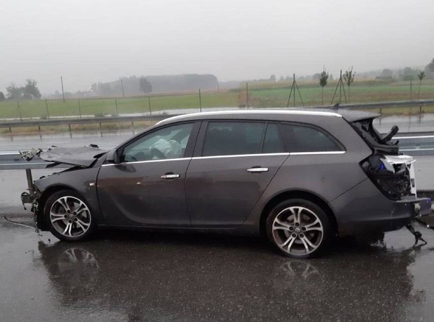 Opel uderzył w bariery dwa razy, przodem i tyłem. Na...